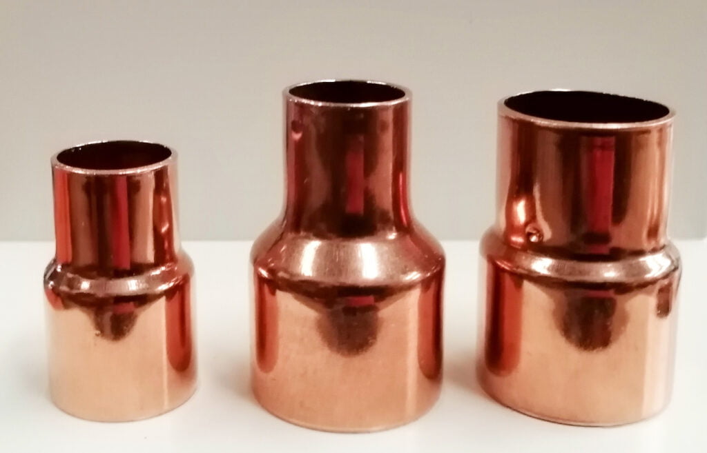 Conexiones de cobre de alta calidad para instalaciones eléctricas confiables.