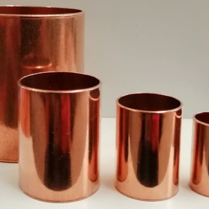 Cónicas de cobre de diferentes tamaños para conexiones eléctricas seguras y eficientes.