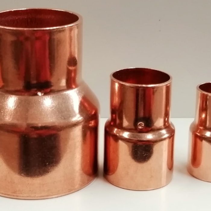 Conexiones de cobre de alta calidad para instalaciones eléctricas confiables.