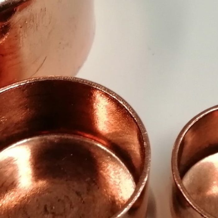 Conexiones de calidad en cobre para instalaciones eléctricas confiables y seguras.